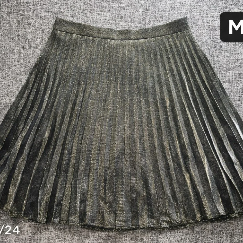 Lulus Metallic Pleated Mini Skirt Black Gold Shimmer skirt  Size Medium - Picture 2 of 8